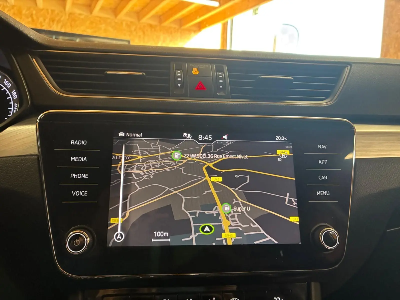 Vue rapprochée de l'écran tactile central du Skoda Superb Combi 2021 affichant le GPS avec interface noire et boutons tactiles.