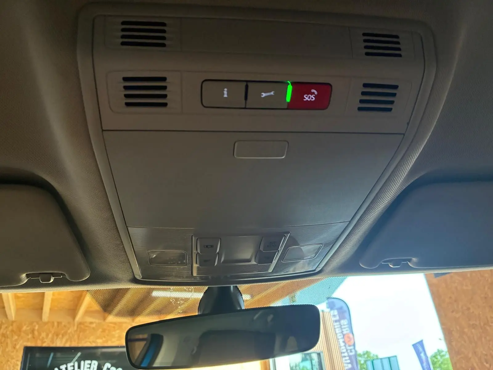 Vue intérieure du plafonnier avec commandes d'éclairage et bouton SOS allumé dans une Skoda Superb Combi 2021.