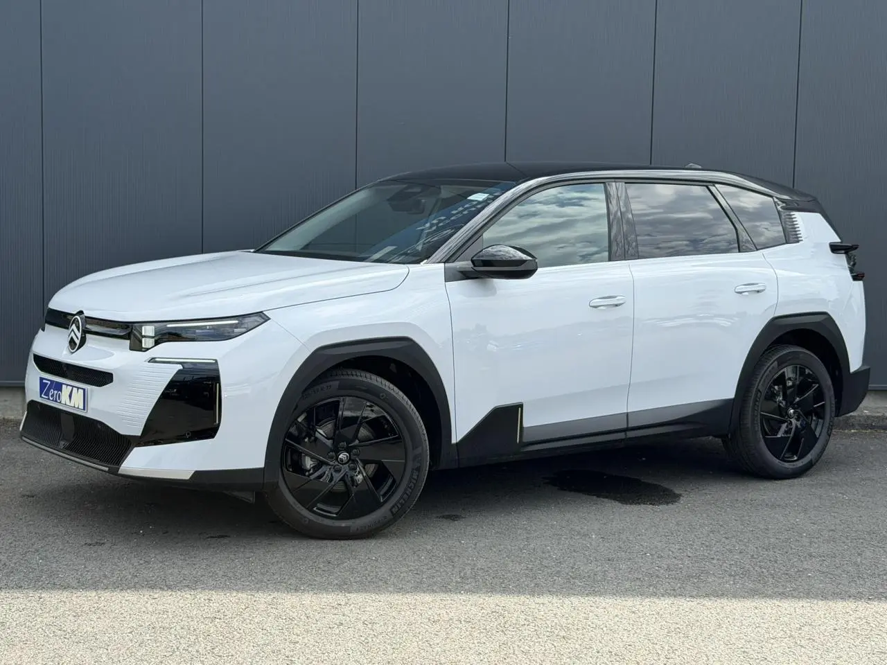 Citroën C5 Aircross blanc Okenite et toit noir, vue 3/4 avant côté gauche avec jantes noires.