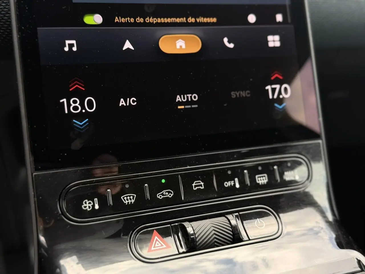 Gros plan sur la console centrale tactile du Citroën C5 Aircross hybride 2026 avec commandes climatisation et alertes visibles.