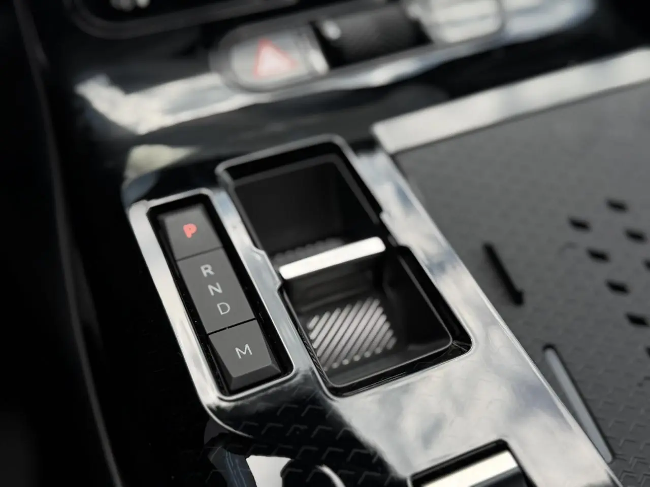 Gros plan sur la console centrale noire brillante avec sélecteur de boîte automatique du Citroën C5 Aircross blanc.