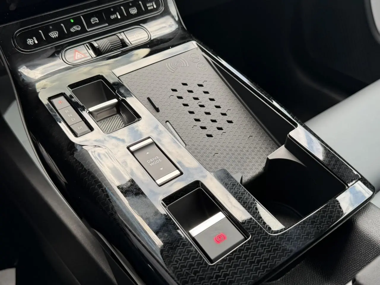 Gros plan sur la console centrale noire brillante avec commandes de boîte auto et mode de conduite du Citroën C5 Aircross.