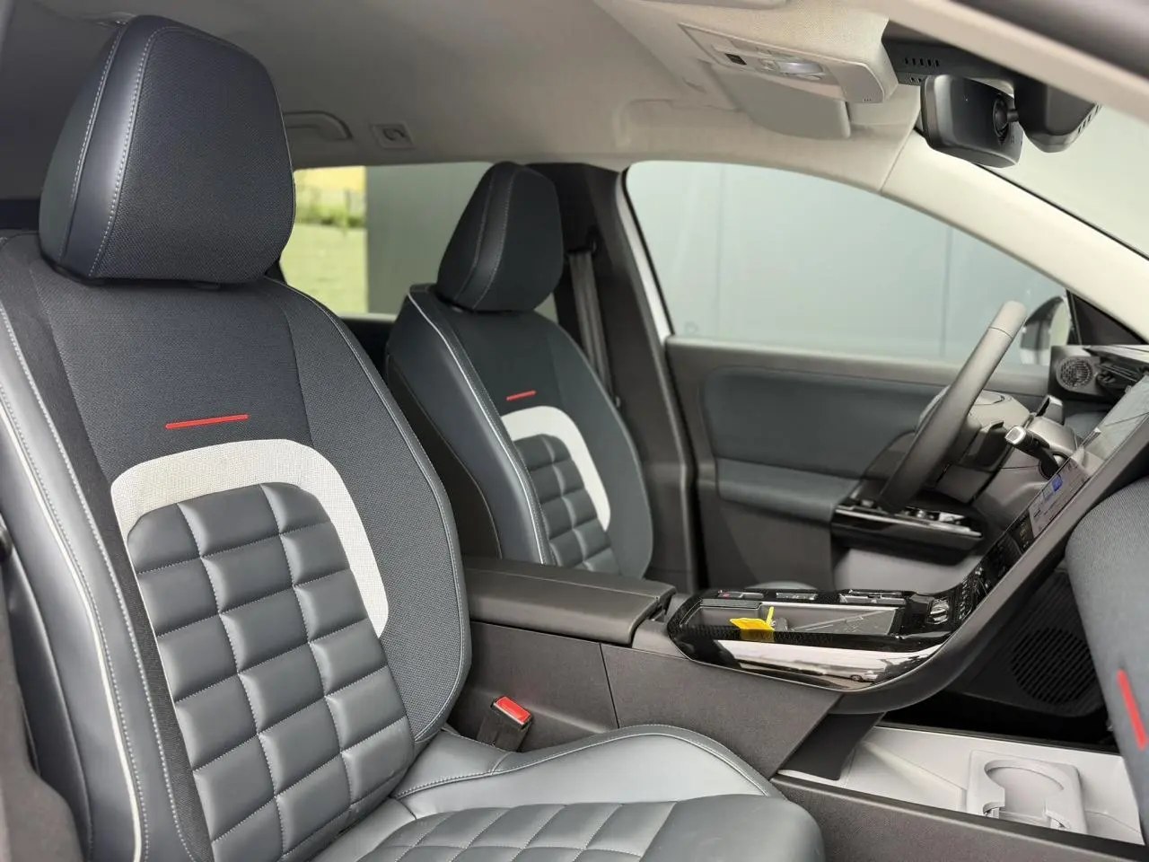 Vue intérieure côté droit du Citroën C5 Aircross 2026, sièges noirs avec surpiqûres blanches et détails rouges.