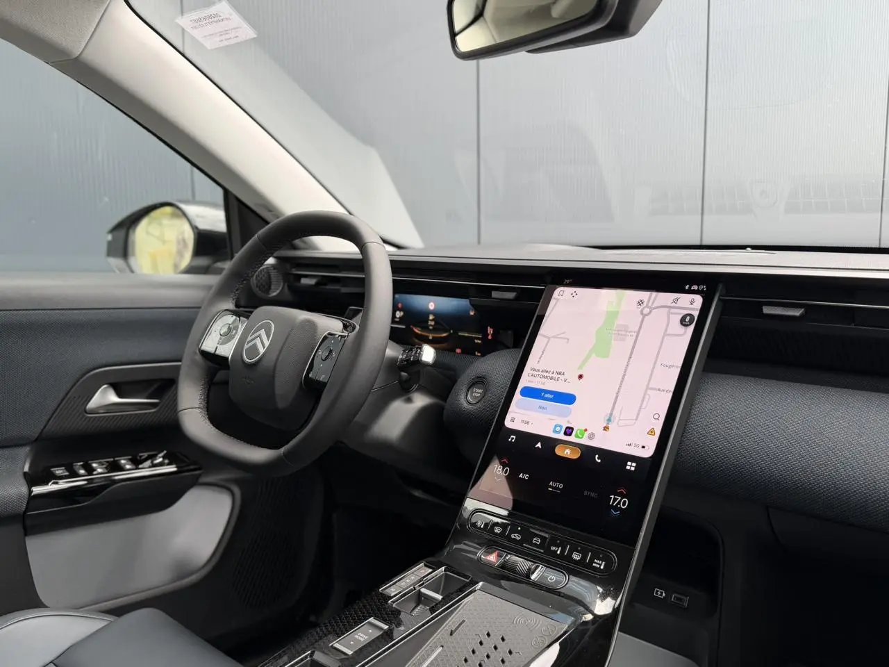 Vue intérieure côté conducteur du Citroën C5 Aircross blanc, avec grand écran tactile vertical et volant multifonctions noir.