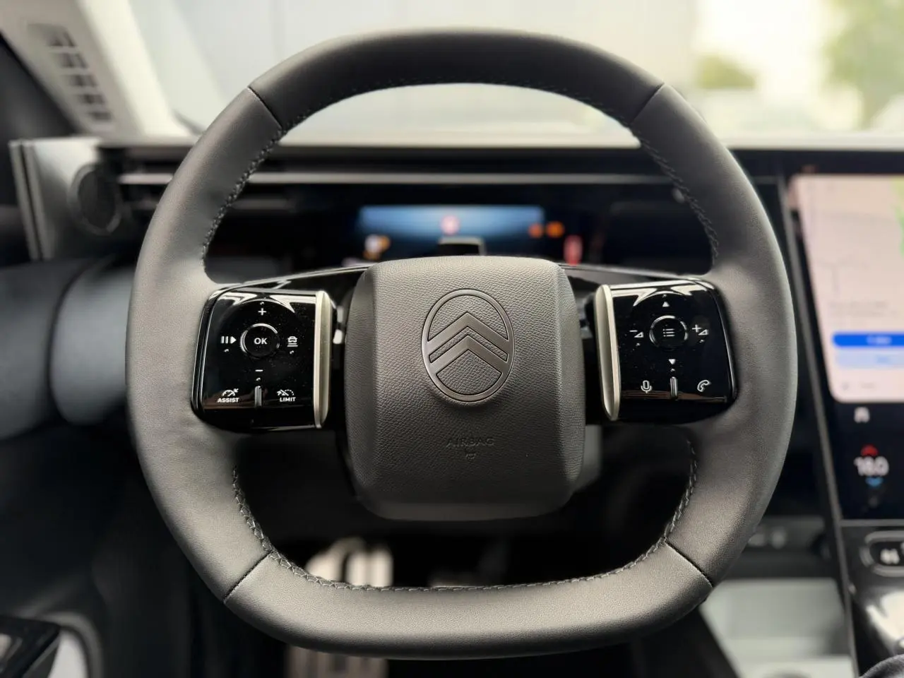 Gros plan sur le volant noir multifonctions du Citroën C5 Aircross 2026 avec commandes tactiles intégrées.