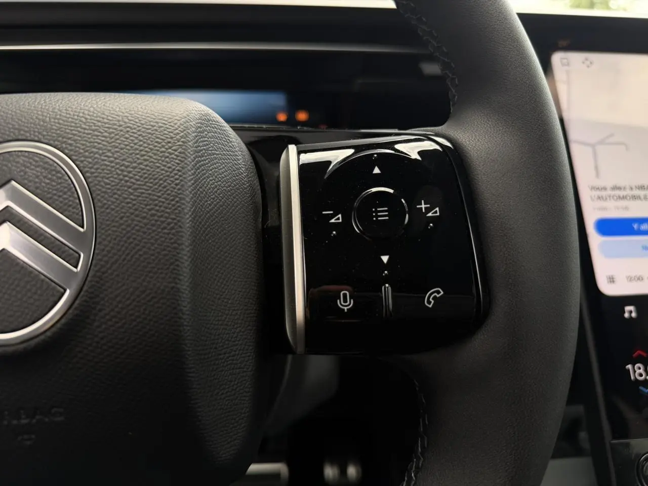 Gros plan sur les commandes tactiles noires du volant côté droit du Citroën C5 Aircross 2026, intérieur moderne.