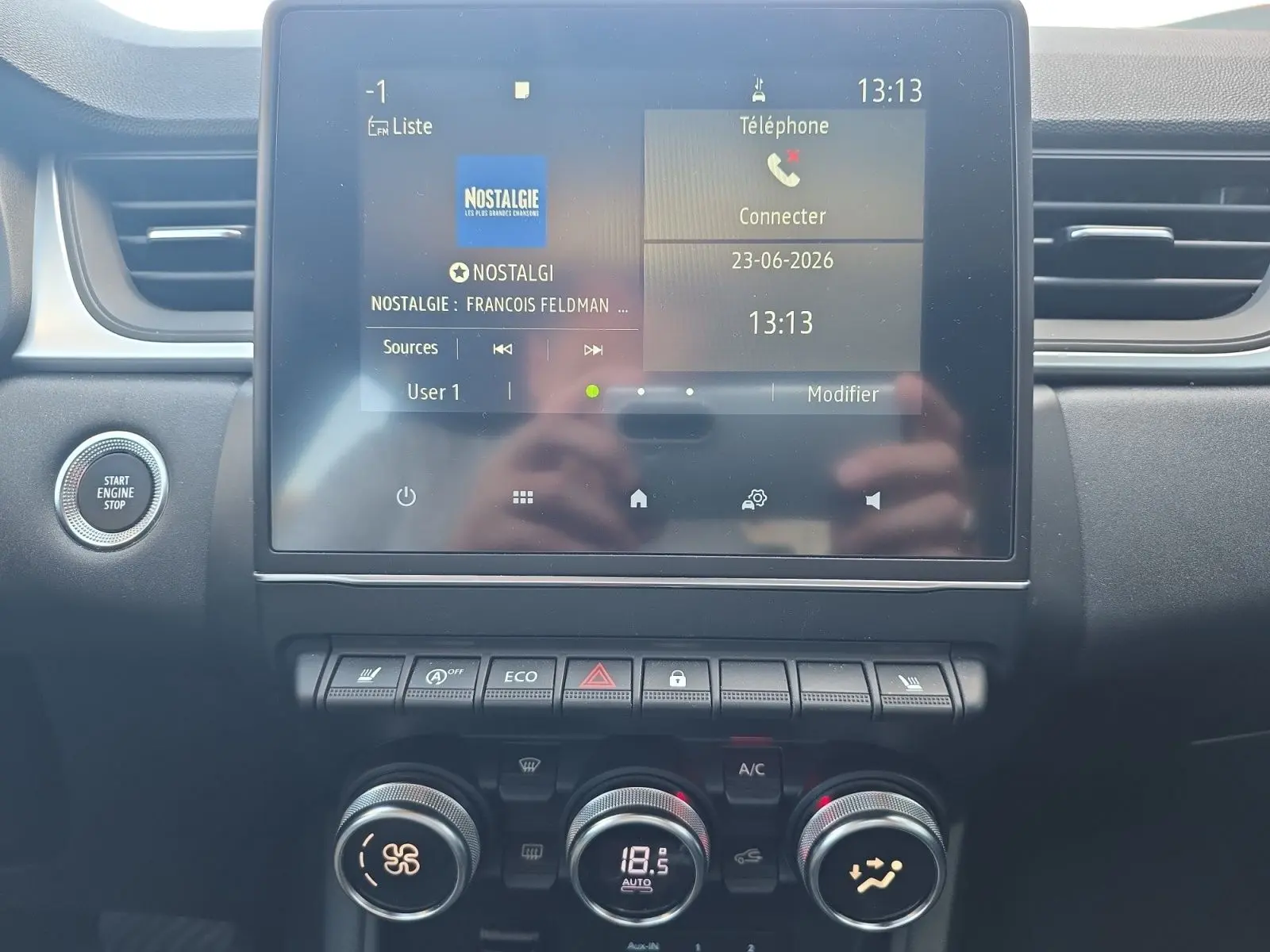Vue rapprochée de la console centrale du Renault Captur noir 2021, écran tactile et commandes climatisation visibles.