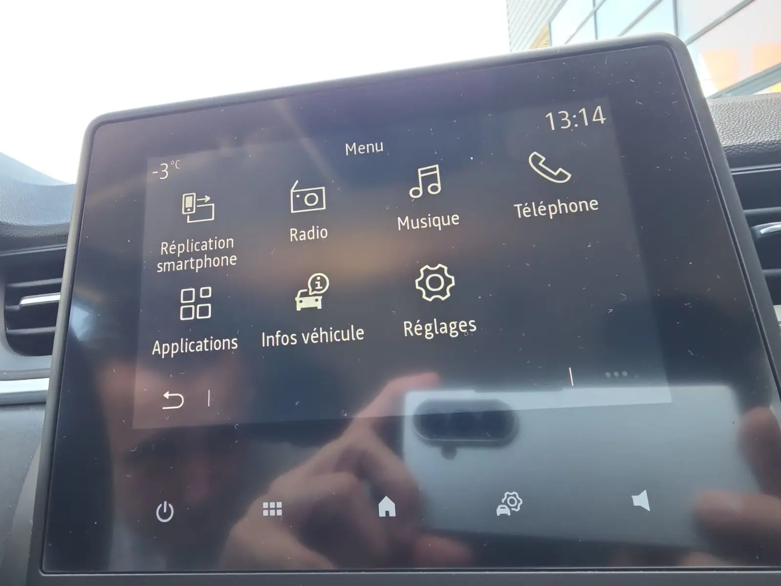 Écran tactile central du Renault Captur 2021 affichant le menu principal avec options multimédia et véhicule.