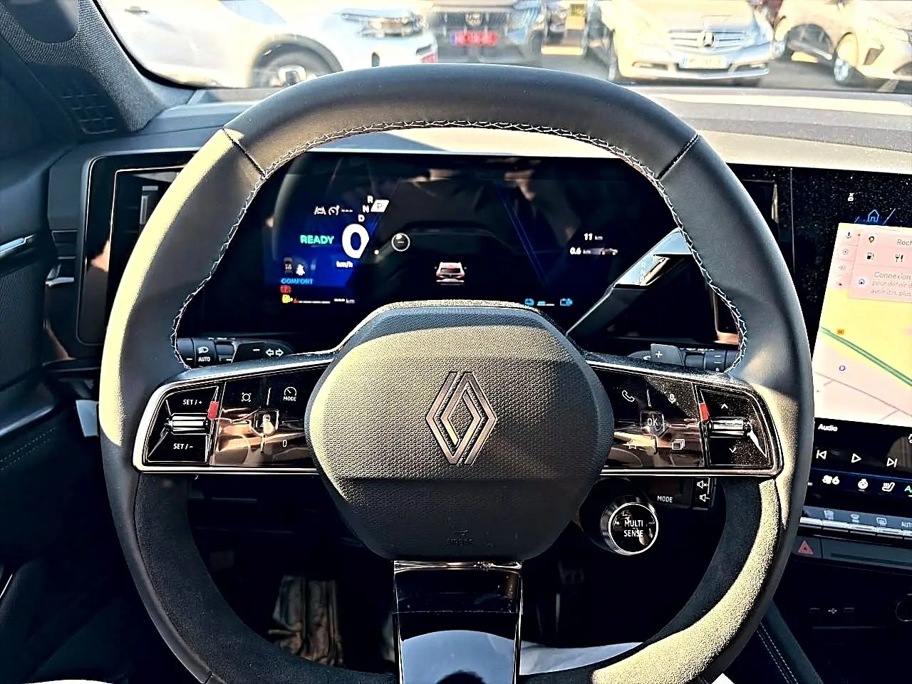 Vue rapprochée du volant noir multifonction Renault Austral 2026 avec tableau de bord numérique et écran tactile latéral.