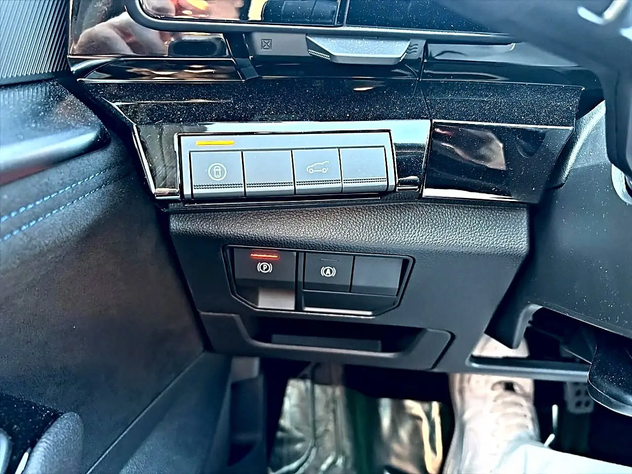 Gros plan sur les commandes latérales noires du tableau de bord du Renault Austral 1.2 e-tech full hybrid 200 esprit alpine.