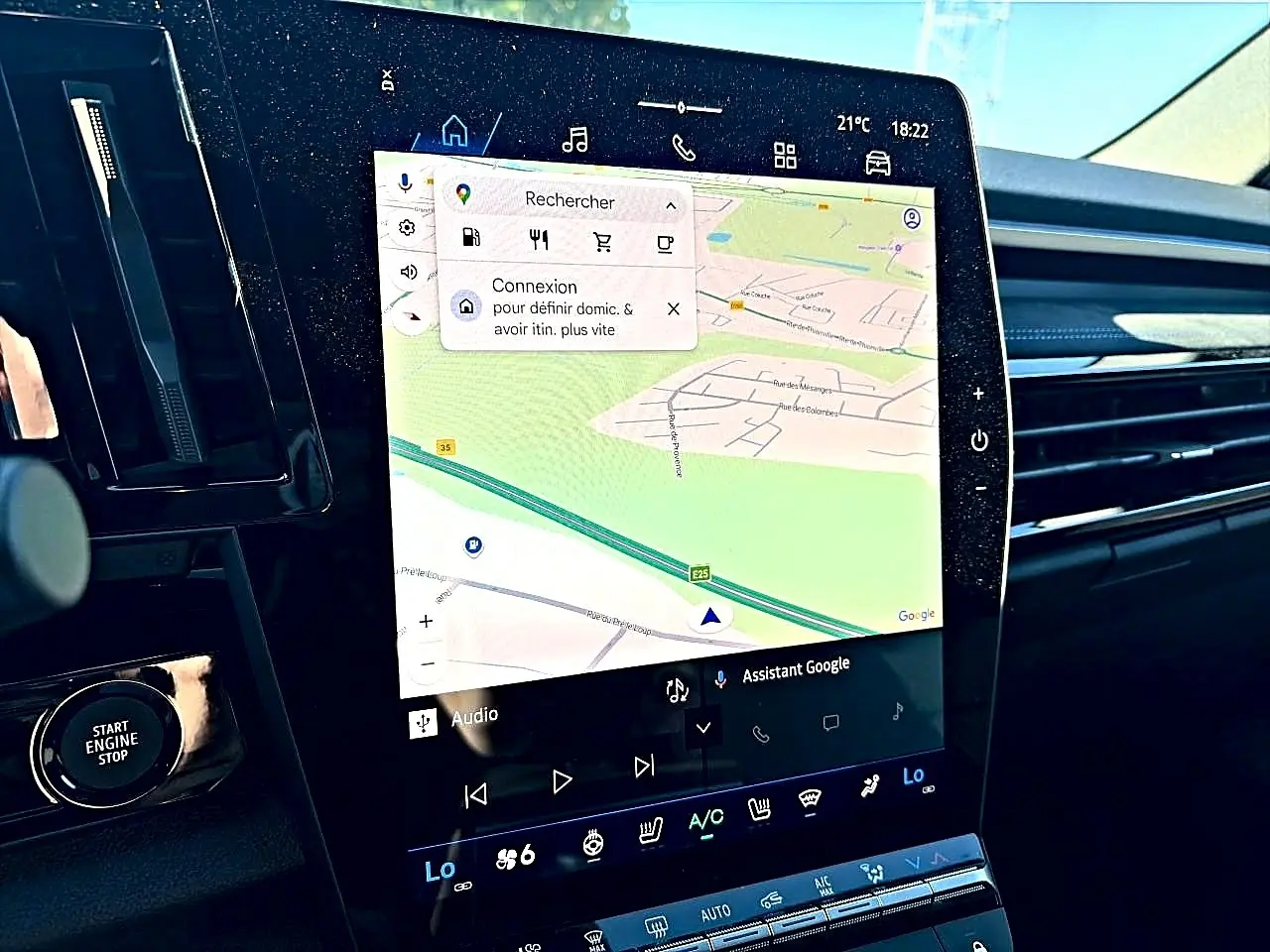 Gros plan sur l’écran tactile central du tableau de bord du Renault Austral noir, affichant la navigation GPS.