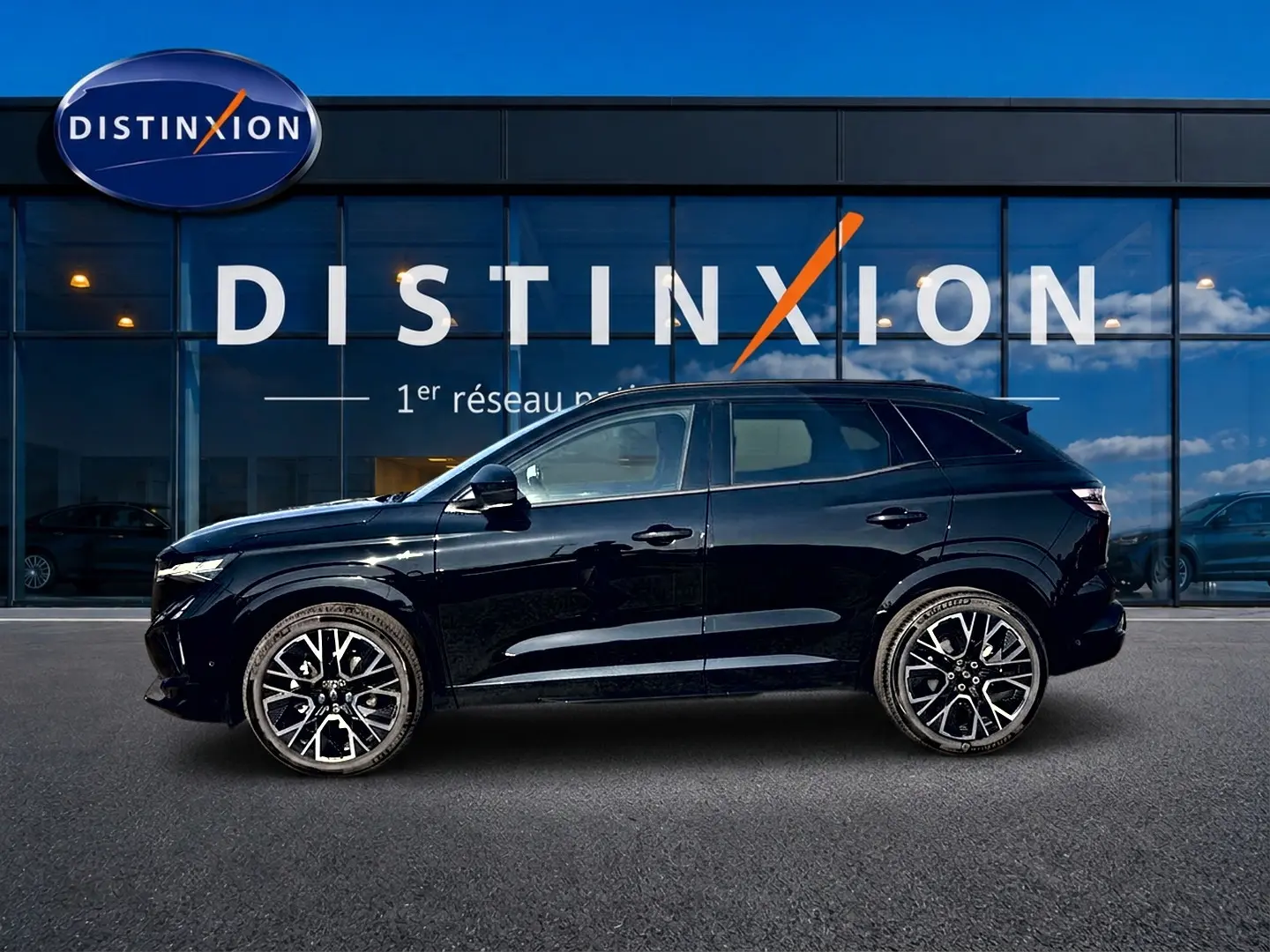 Profil côté gauche du Renault Austral noir 2026 avec jantes alliage et toit noir devant une vitrine Distinxion.