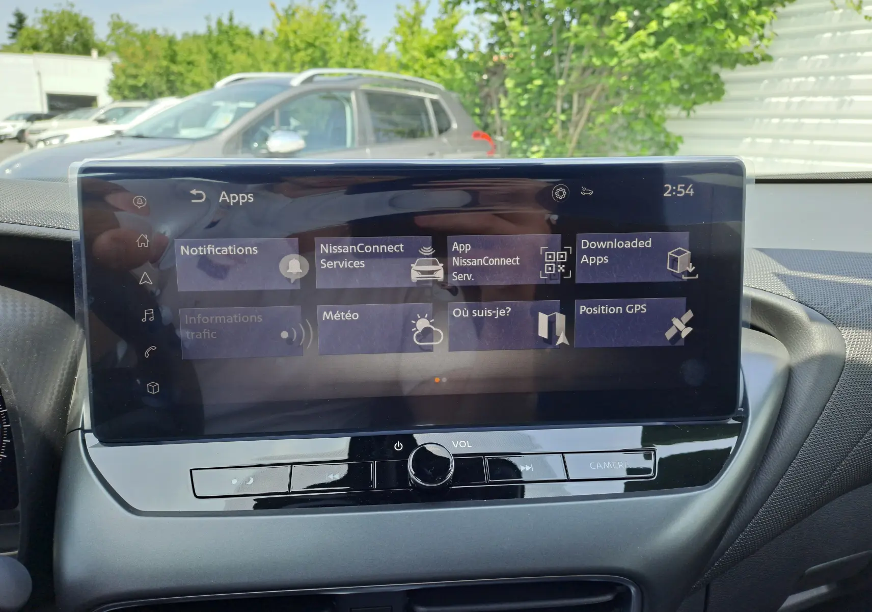 Écran tactile central du Nissan Juke Hybrid 143 N-Connecta 2025 affichant les applications de navigation et services connectés.
