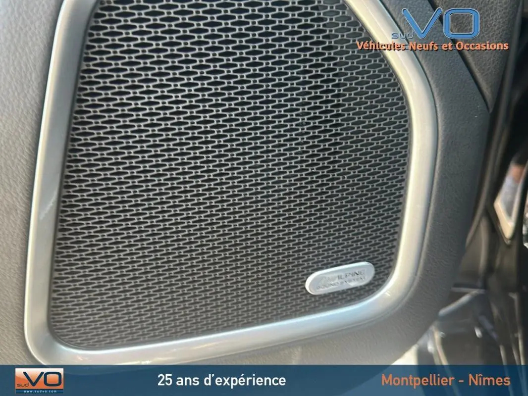 Gros plan sur le haut-parleur Alpine intégré à la porte d'un Jeep Compass noir 2023.