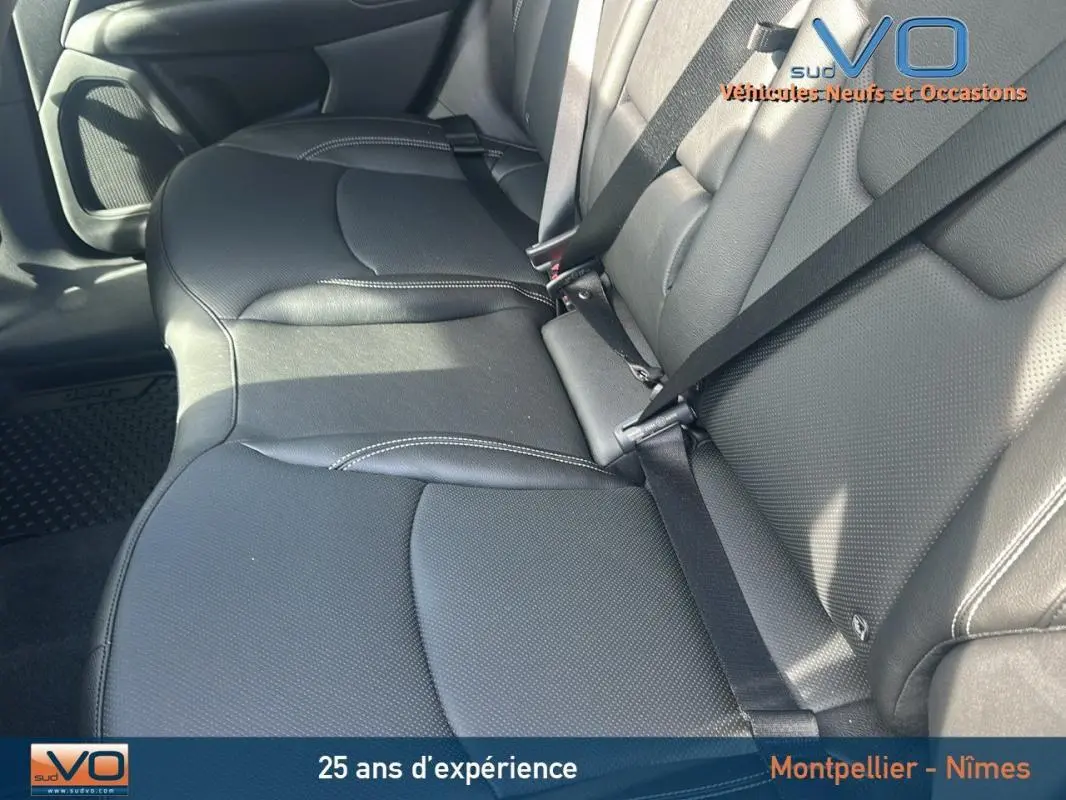 Vue rapprochée des sièges arrière en cuir noir du Jeep Compass 2023, mettant en valeur les ceintures de sécurité et les finitions soignées.