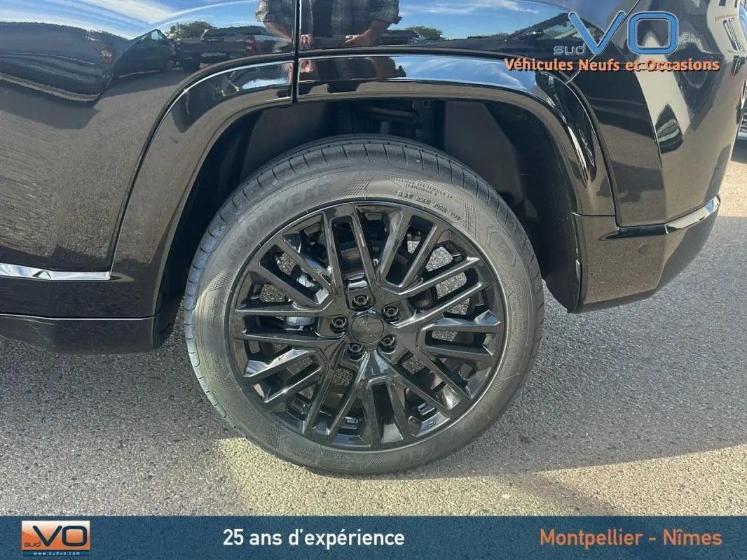 Gros plan sur la roue arrière droite noire avec jante alliage 19 pouces du Jeep Compass noir 2023.