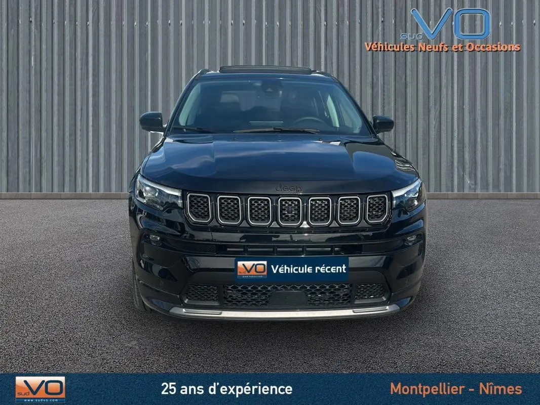 Vue frontale d'un Jeep Compass noir 2023 avec calandre distinctive et toit ouvrant panoramique visible.