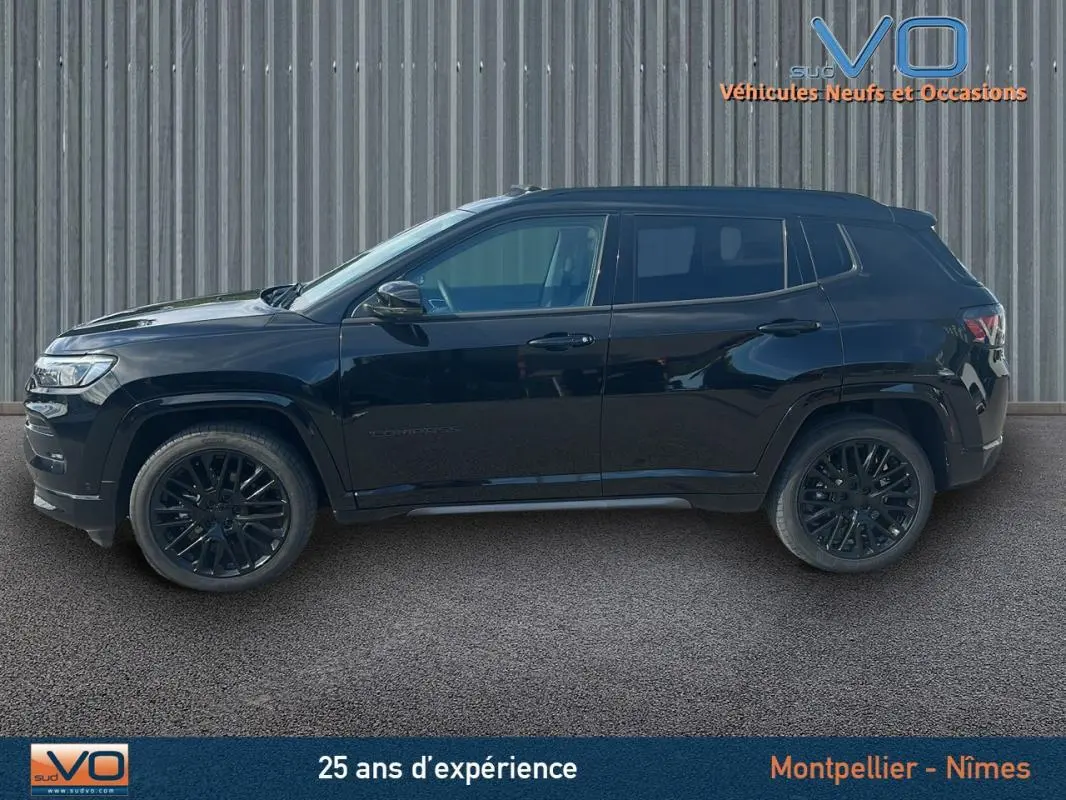 Profil côté gauche du Jeep Compass noir 2023 avec jantes alliage noires et toit ouvrant panoramique visible.