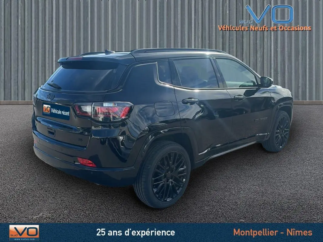 Vue 3/4 arrière droite du Jeep Compass noir 2023 avec jantes alliage noires et toit ouvrant panoramique.
