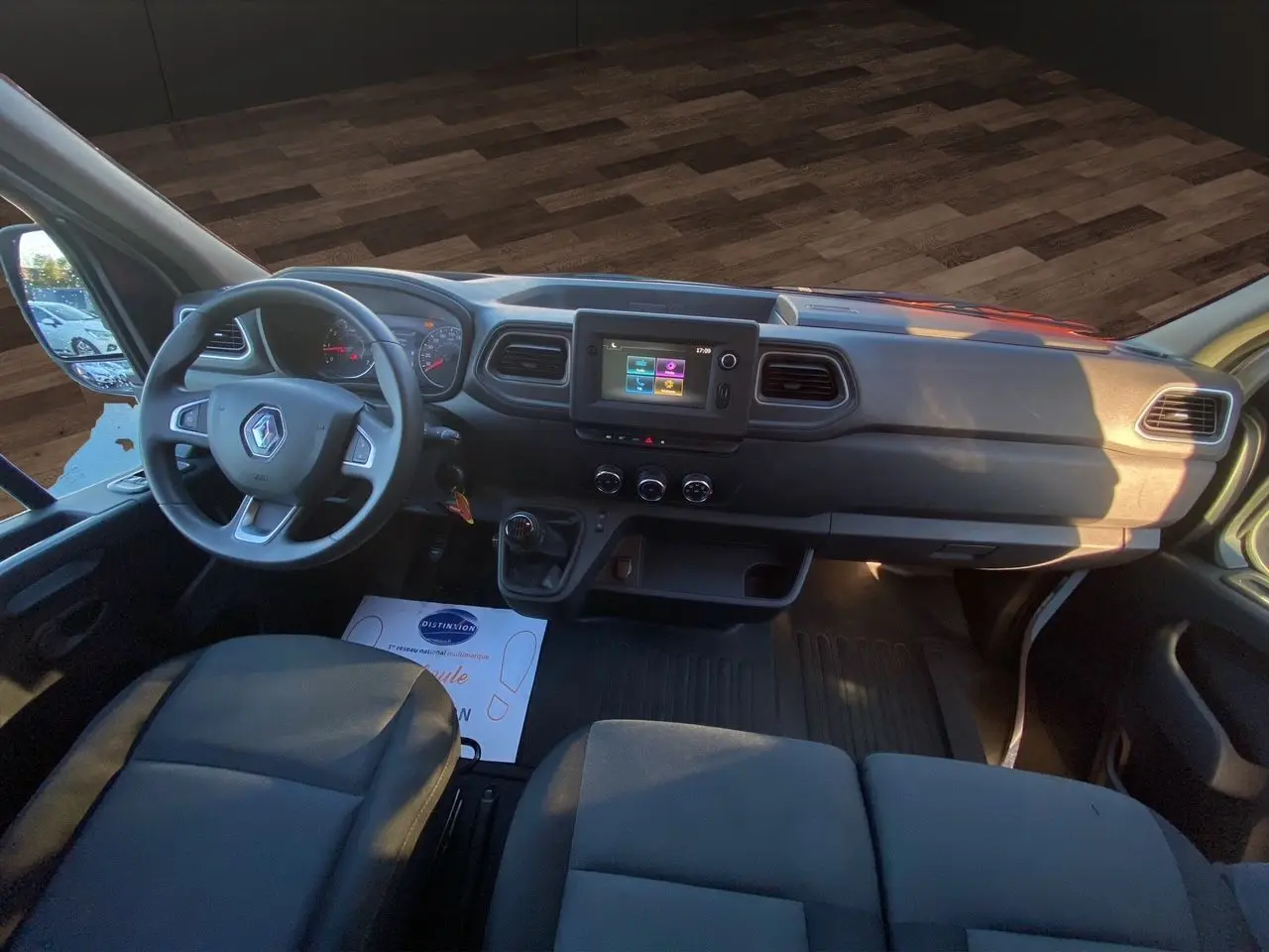 Vue intérieure du tableau de bord du Renault Master Châssis Cabine 2023 avec volant multifonction et écran tactile central.