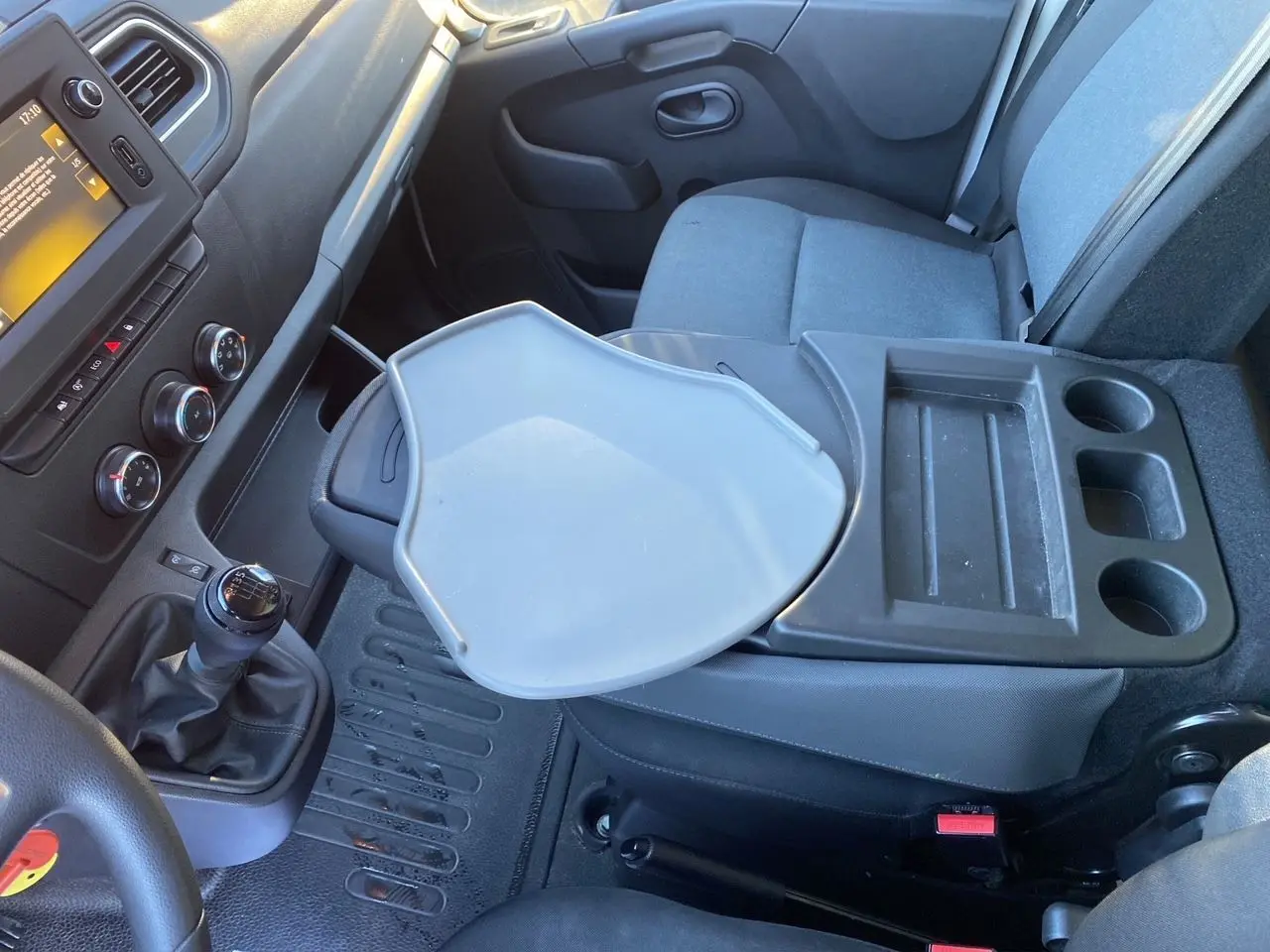 Intérieur du Renault Master Châssis Cabine 2023, vue côté passager avec tablette rabattable et sellerie tissu gris.