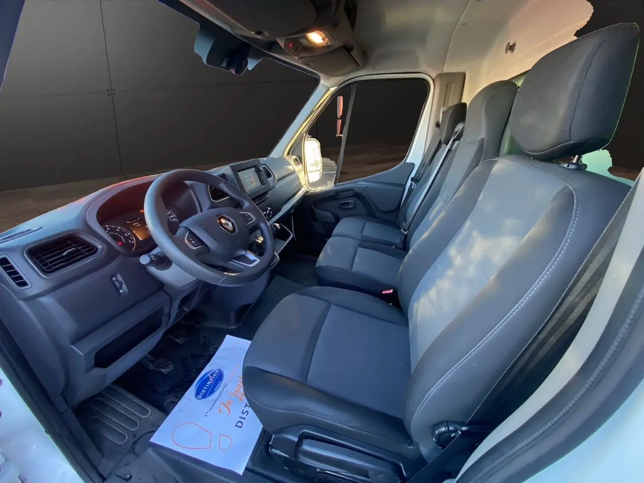 Intérieur du Renault Master Châssis Cabine 2023 vu côté conducteur, sièges tissu noir et tableau de bord moderne.
