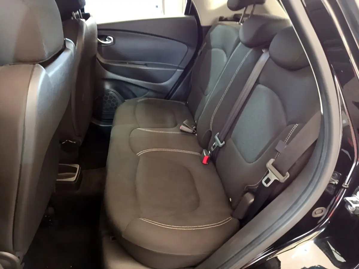 Vue intérieure côté droit montrant la banquette arrière noire avec surpiqûres blanches du Renault Captur Business 2018.