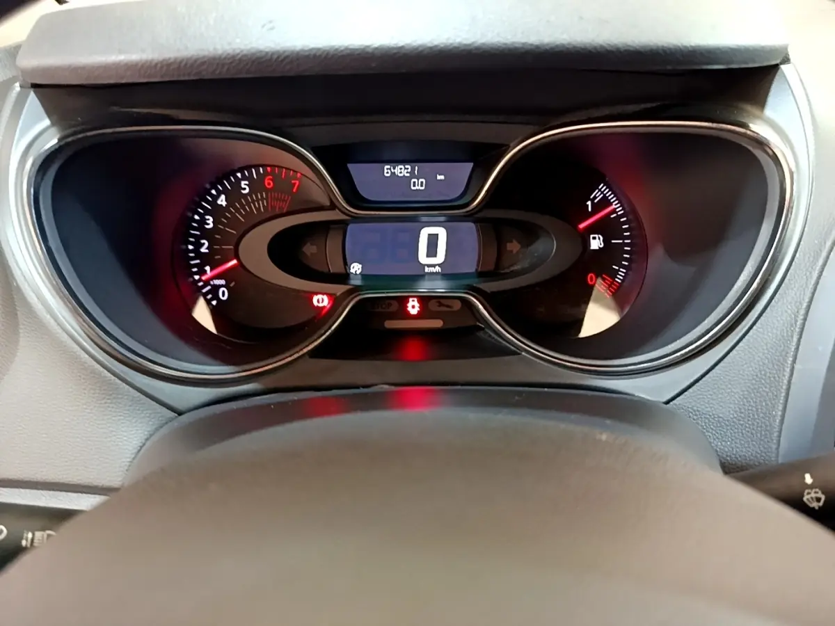 Vue rapprochée du tableau de bord numérique du Renault Captur Business 2018, affichant la vitesse à 0 km/h.