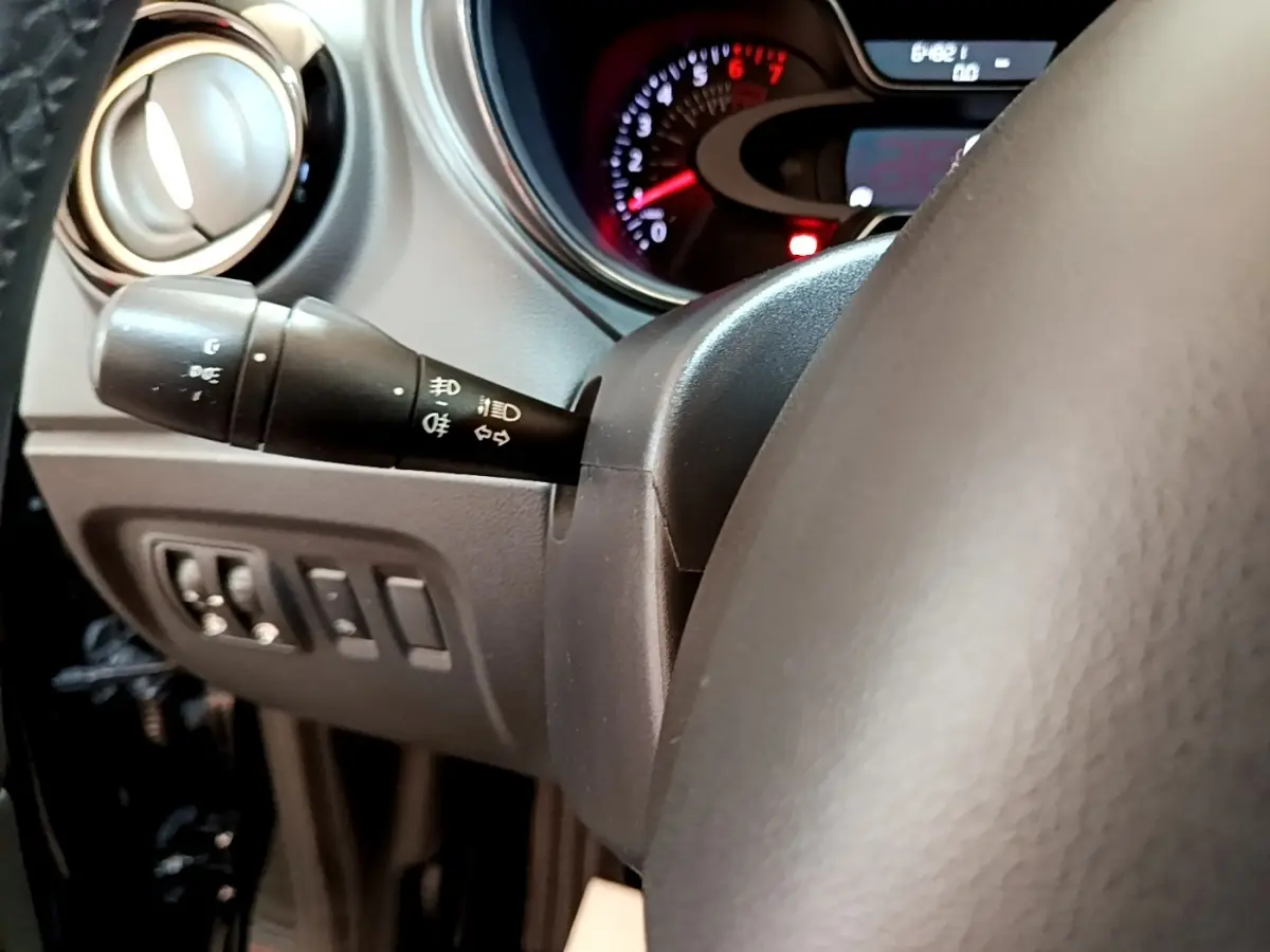 Vue rapprochée du volant cuir et du commodo gauche du tableau de bord du Renault Captur Business TCe 90 noir de 2018.