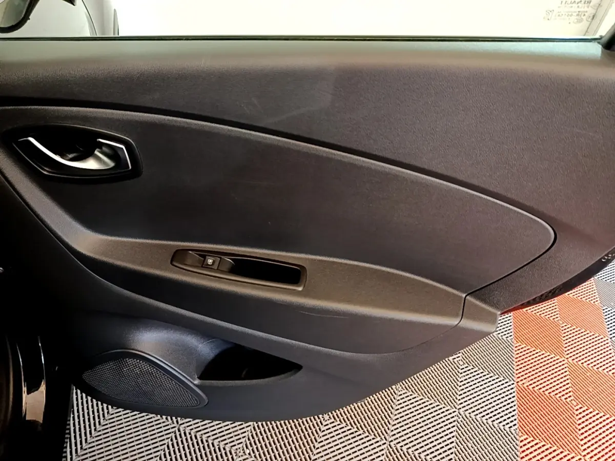 Intérieur montrant la porte côté conducteur du Renault Captur noir 2018 avec poignée et commande de vitre électrique.
