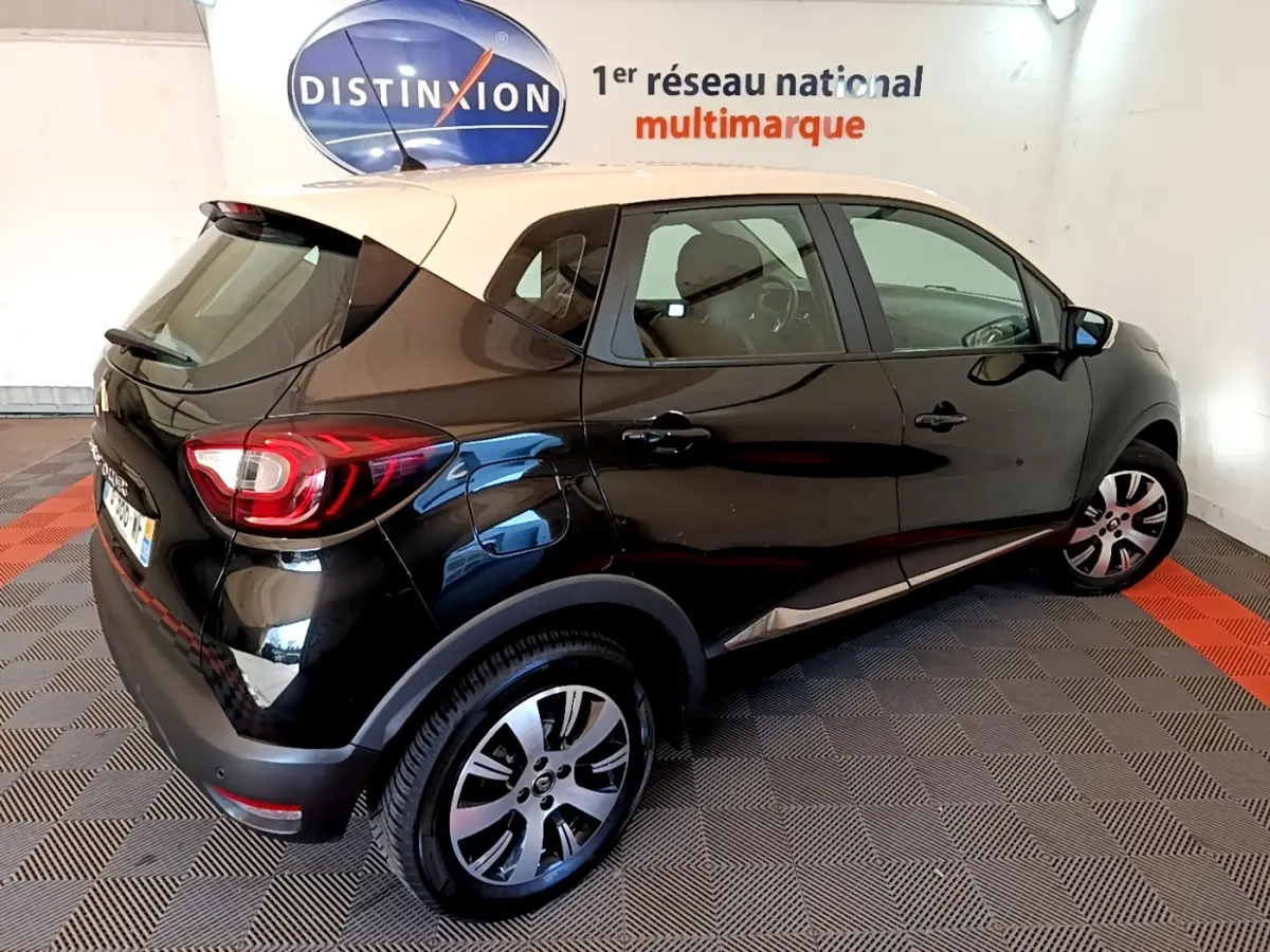 Renault Captur Business TCe 90 noir, vue 3/4 arrière droit, avec toit blanc et jantes alliage distinctives.