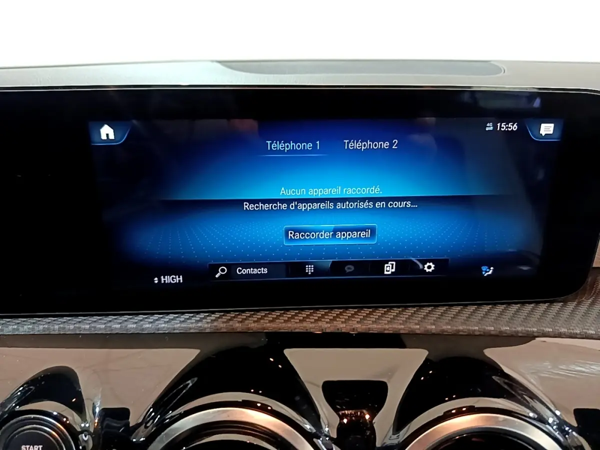 Écran tactile central affichant la connexion Bluetooth dans l’habitacle d’une Mercedes Classe A blanche, vue de face.
