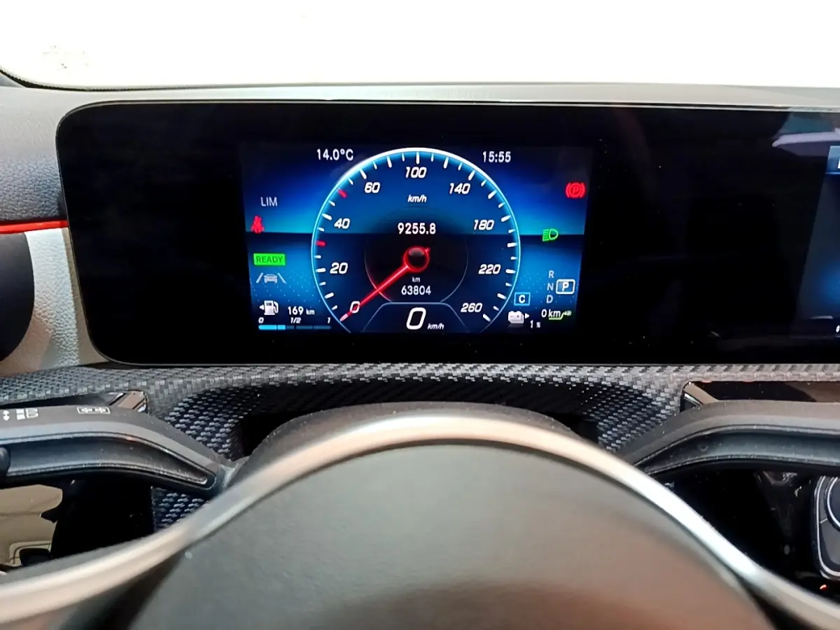 Vue rapprochée du tableau de bord numérique de la Mercedes Classe A 250 e Business Line 2020 avec affichage vitesse et indicateurs.