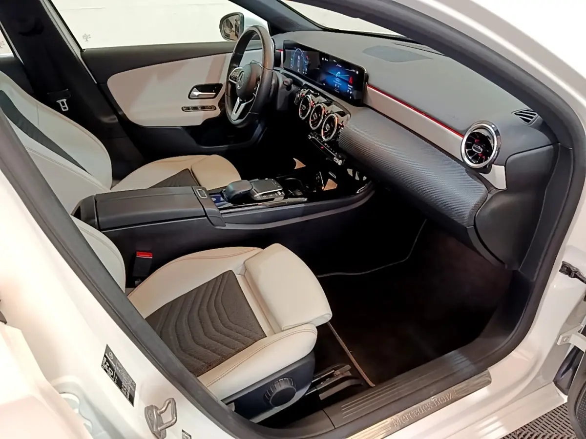 Intérieur de la Mercedes Classe A 250 e Business Line 2020, vue côté conducteur, sièges bicolores et tableau de bord digital.