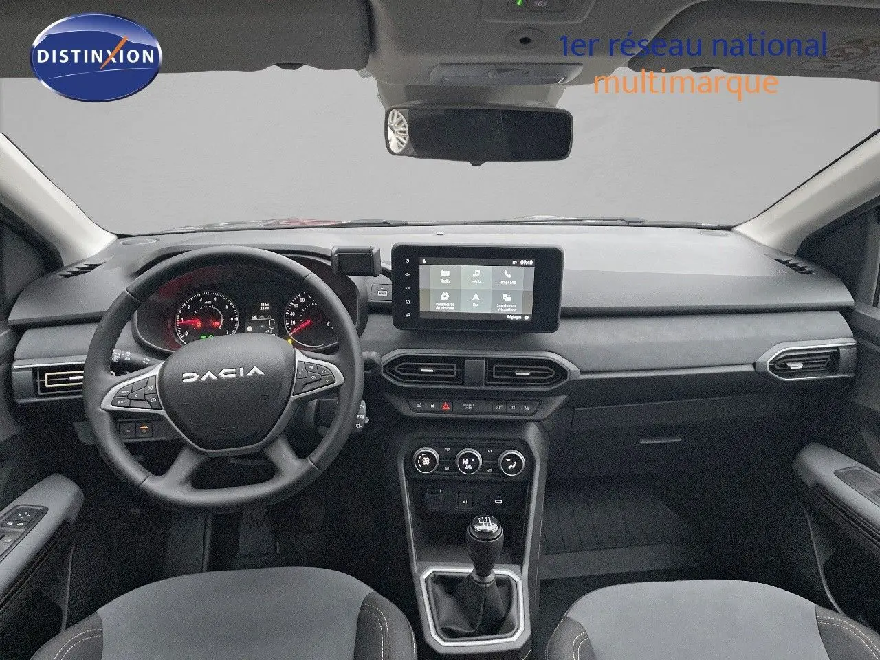 Vue intérieure côté conducteur du Dacia Jogger gris schiste métal, sièges tissu gris et volant multifonction.