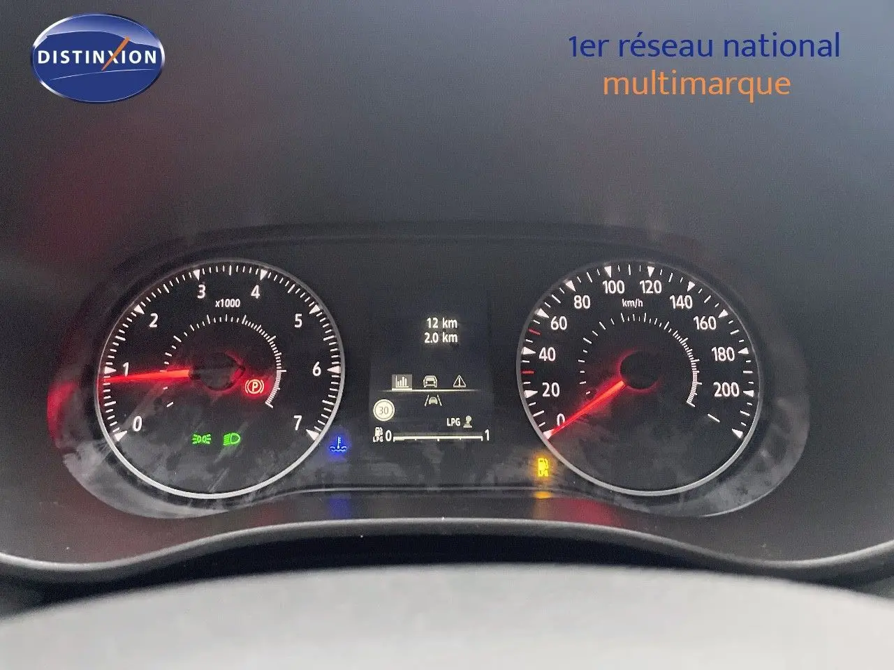 Vue intérieure sur la troisième rangée de sièges en tissu gris foncé du Dacia Jogger 2026, version 7 places.