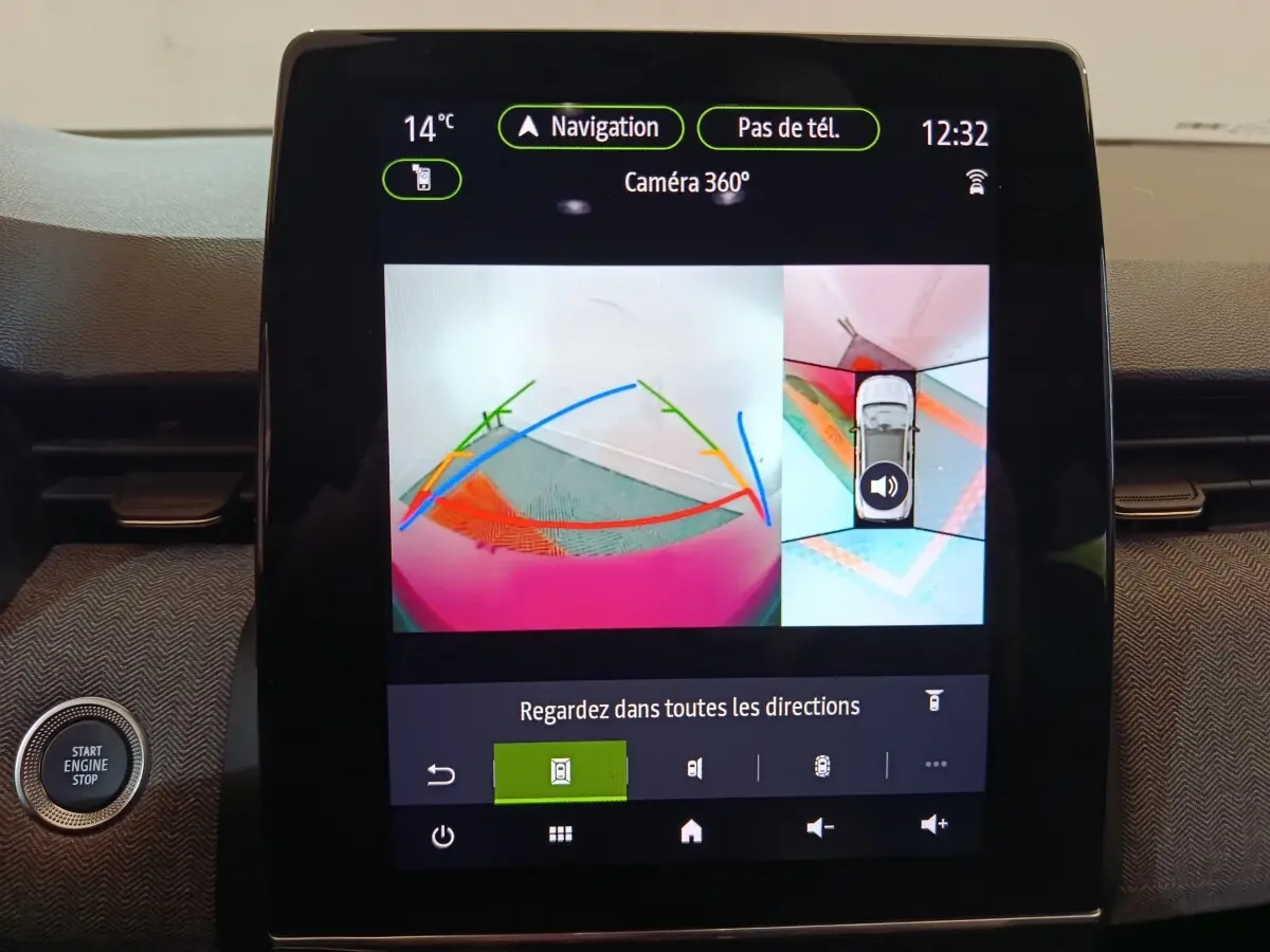 Écran tactile central de la Renault Clio Techno TCe 90 affichant la caméra 360° et le bouton démarrage à gauche.