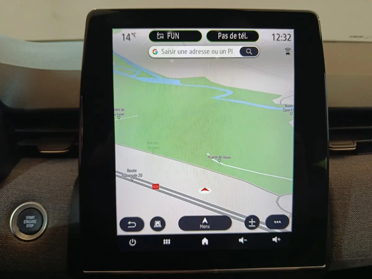 Écran tactile central de navigation 7 pouces dans Renault Clio Techno TCe 90, bouton démarrage à gauche visible.