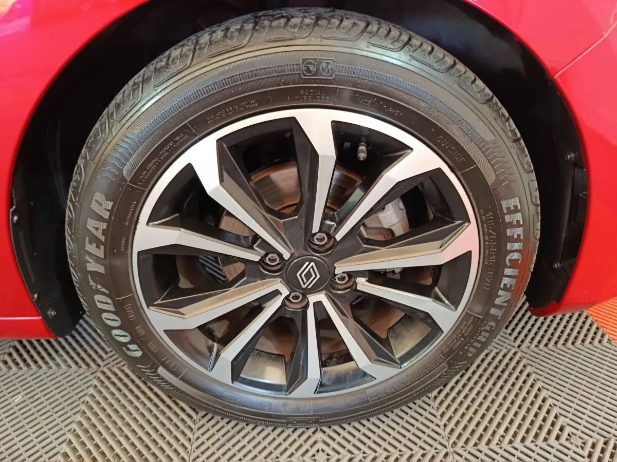 Gros plan sur la roue arrière droite d'une Renault Clio Techno TCe 90 rouge 2024, avec pneu Goodyear visible.