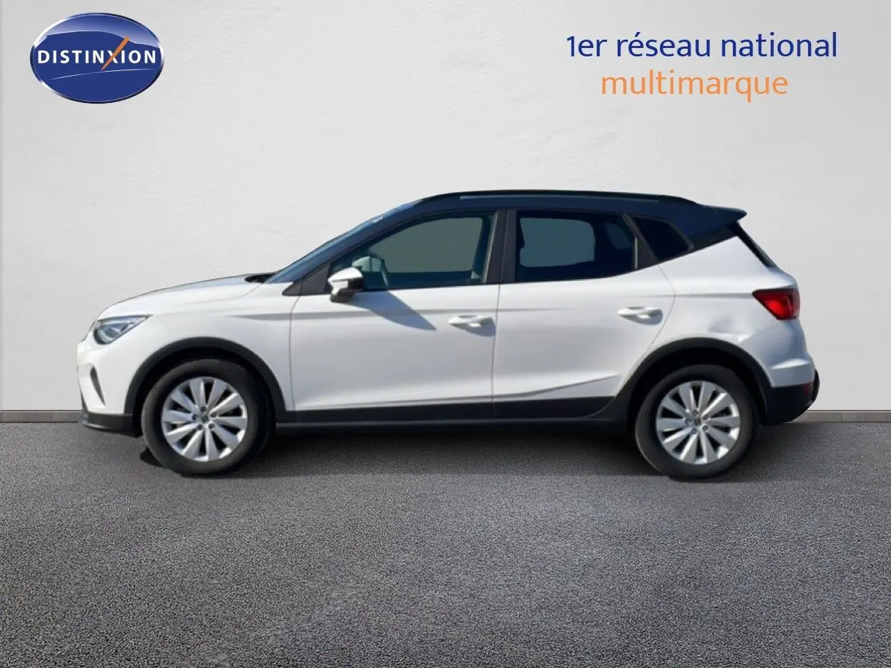 Vue de profil côté gauche du SEAT Arona blanc avec toit gris, version 2025 Style Special Edition.