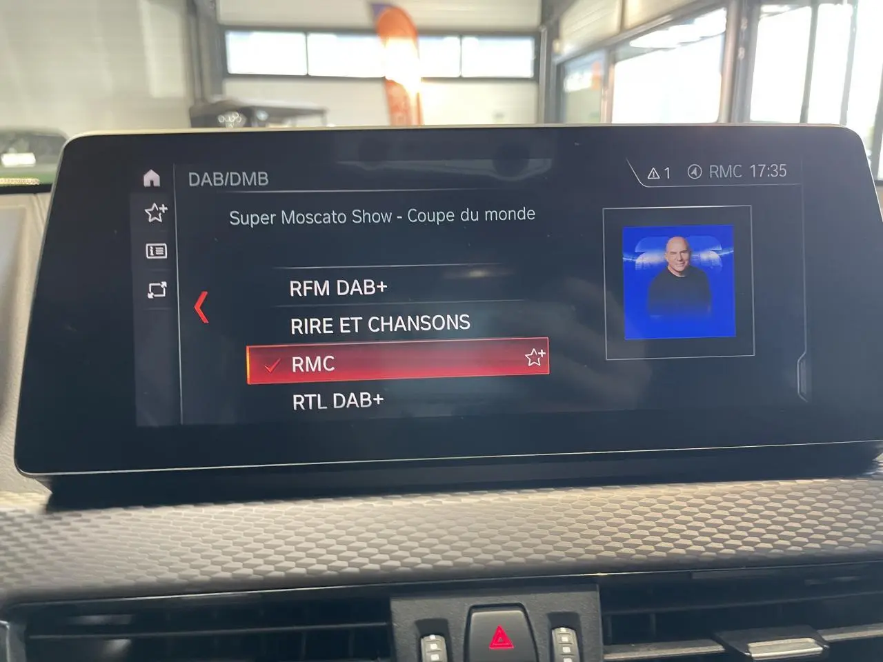 Écran multimédia du BMW X2 M Sport X 2022 affichant les stations radio DAB+ en intérieur lumineux.