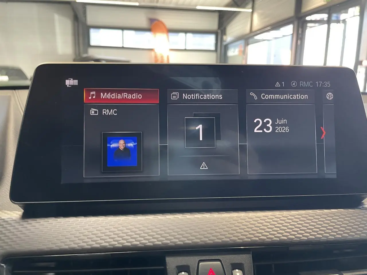 Écran central multimédia de BMW X2 M Sport X 2022 affichant menu Média, Notifications et Communication en intérieur.