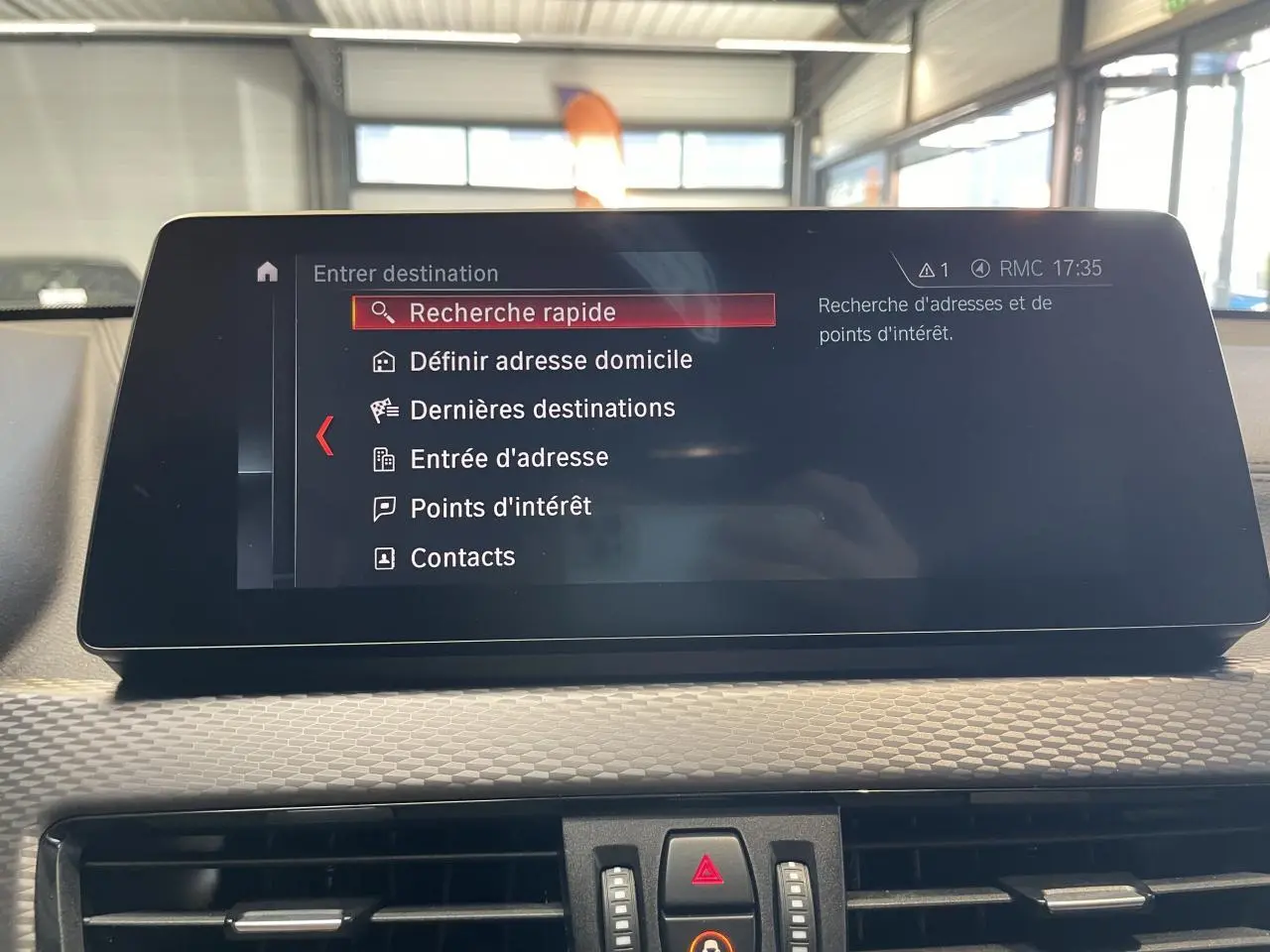 Écran central du système de navigation BMW X2 M Sport X 2022 affichant le menu de saisie d'adresse.