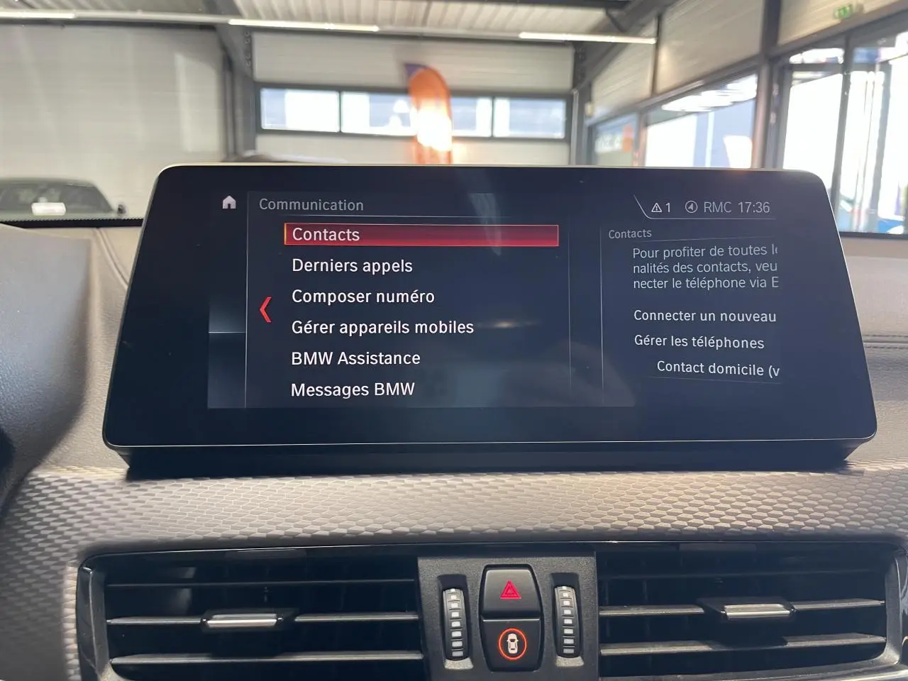 Écran tactile central de la BMW X2 M Sport X 2022 affichant le menu communication dans un intérieur gris anthracite.