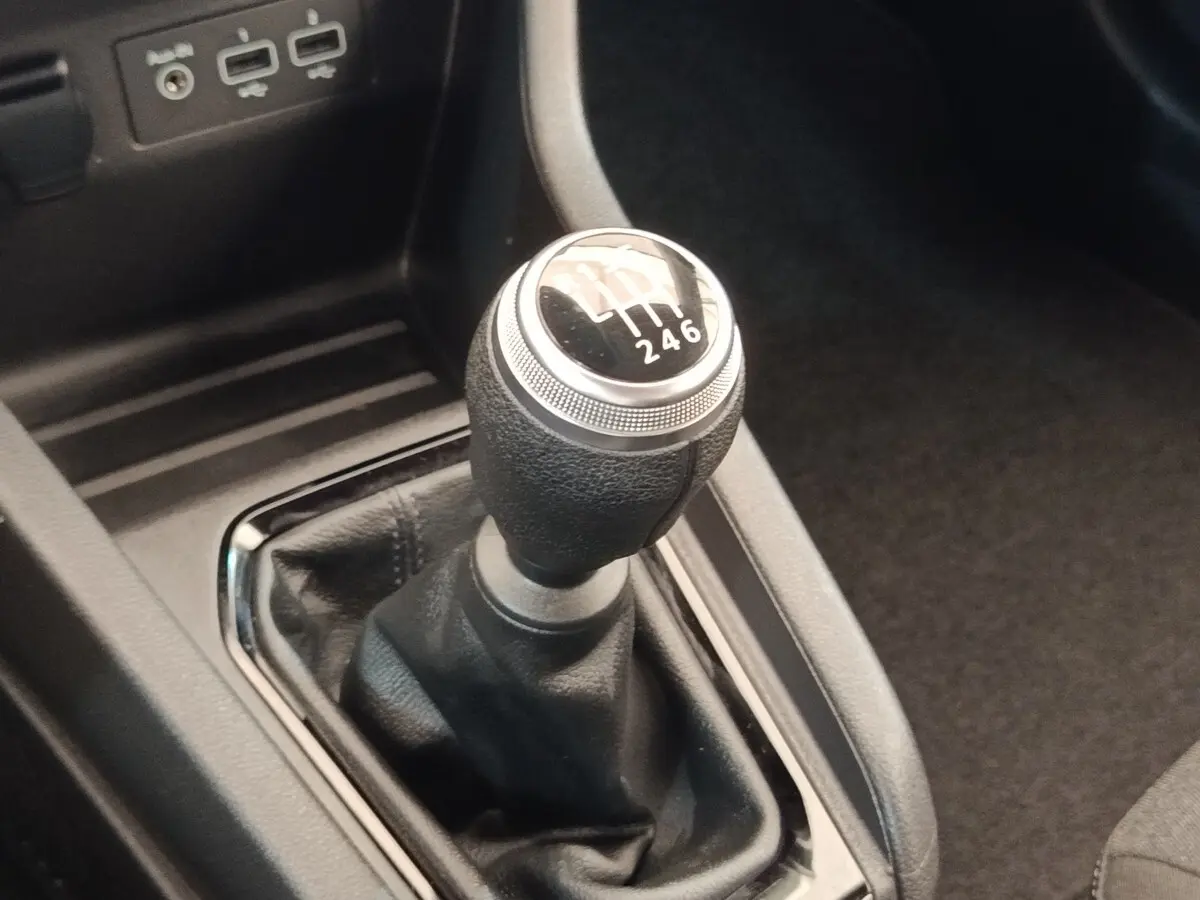 Le levier de vitesses manuel noir de la Renault Clio Business TCe 100 GPL 2021, avec ports USB visibles en arrière-plan.