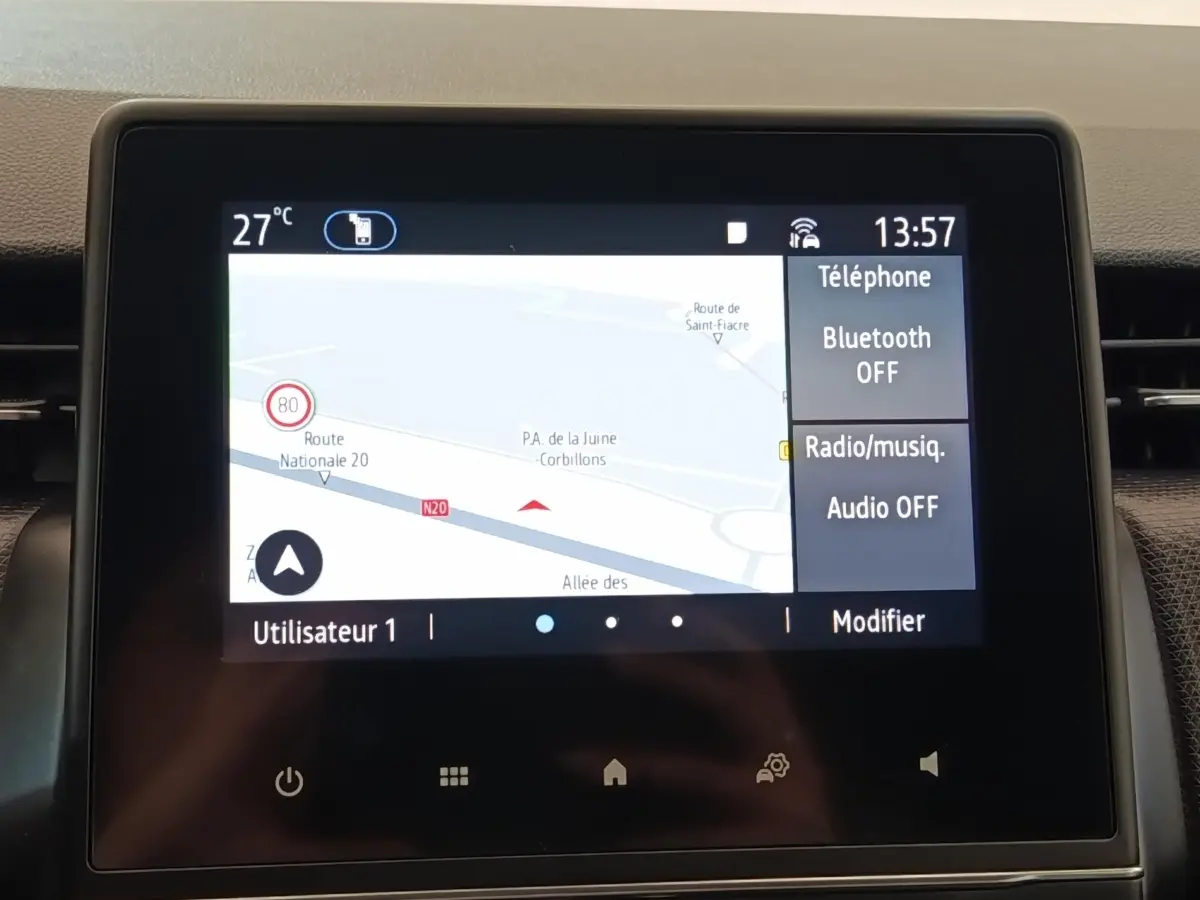 Écran tactile central de la Renault Clio Business blanc, affichant la navigation et les options multimédias.