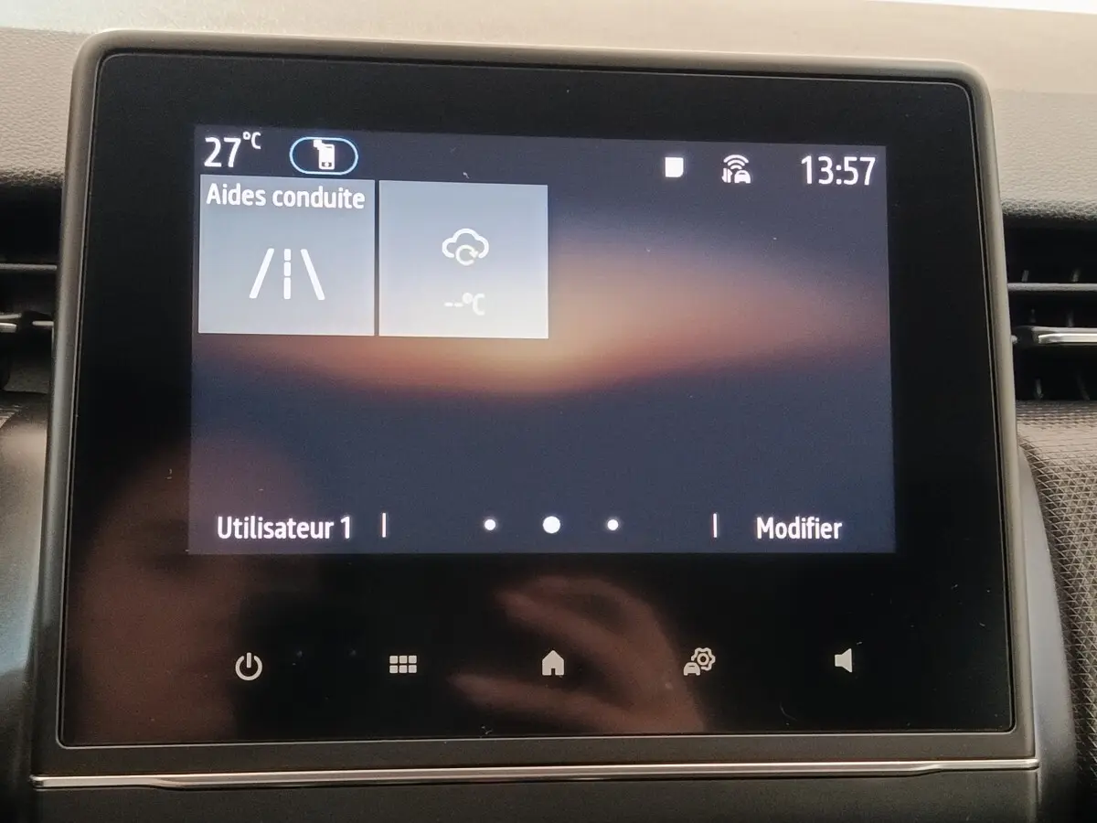 Écran tactile central affichant les aides à la conduite dans l’habitacle de la Renault Clio Business blanc.