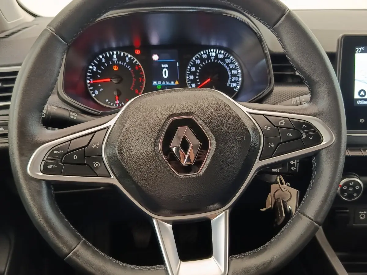 Vue rapprochée du volant cuir noir et du tableau de bord numérique de la Renault Clio Business TCe 100 GPL 2021.