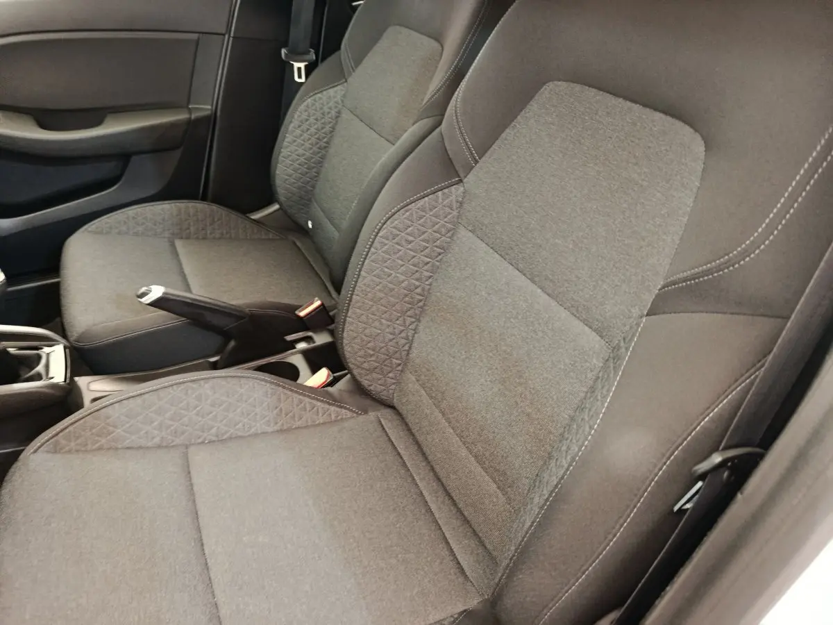 Gros plan sur les sièges avant gris foncé de la Renault Clio Business TCe 100 GPL 2021, intérieur tissu.