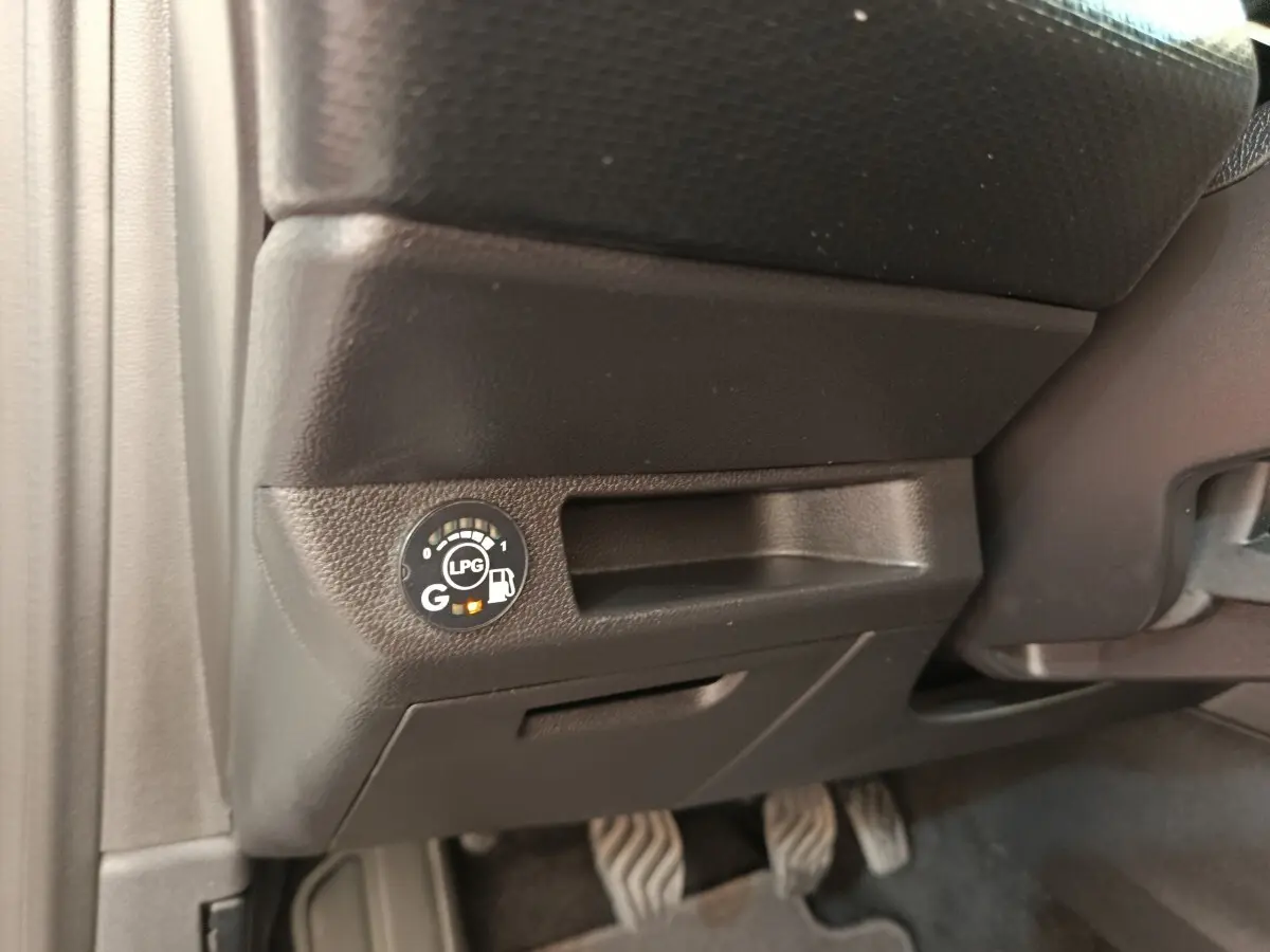 Gros plan sur le tableau de bord noir côté conducteur de la Renault Clio Business TCe 100 GPL, avec indicateur GPL visible.